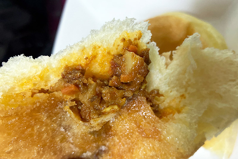 カレーパン的なものですが、味わいは全く別物。砂糖の甘さとカレーの刺激がクセになる、これまでに存在していなかった食べ物です