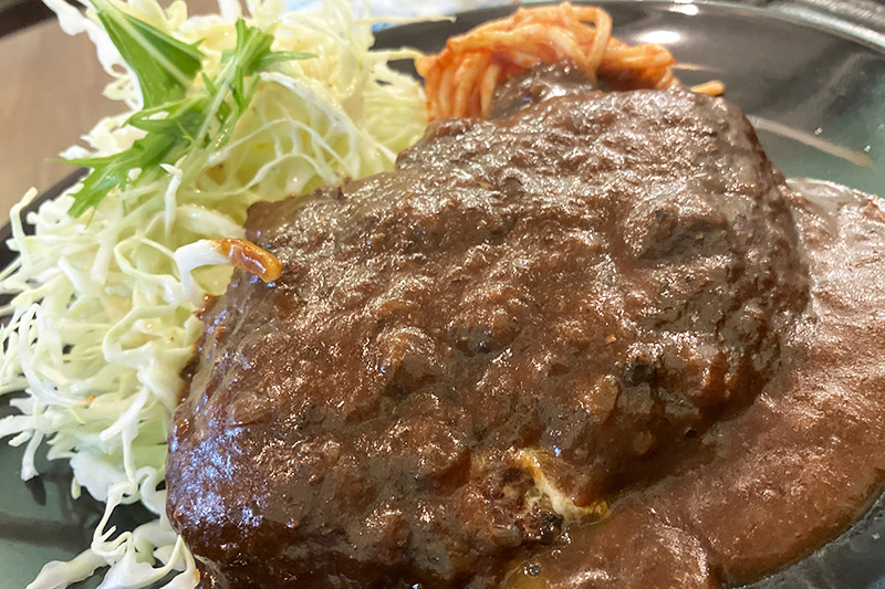 ソースたっぷり、かなりボリューミーなハンバーグです