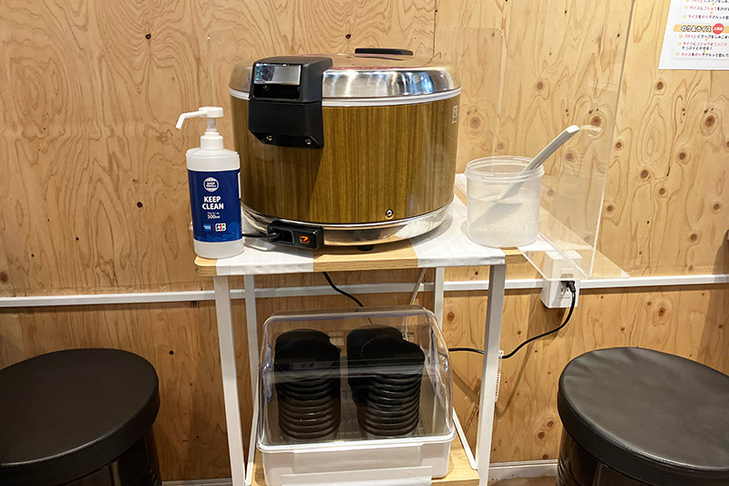 ライス無料食べ放題、もう炊飯器がででーんと鎮座してますから。勝手に盛って、勝手に喰えい、みたいな勢い