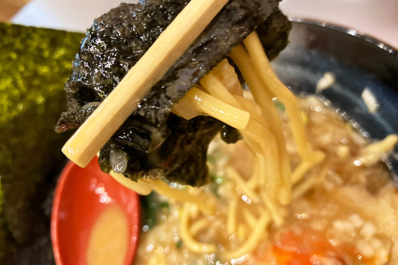 家系ラーメンでいつも悩むのは海苔を食べるタイミングだったりする、、、