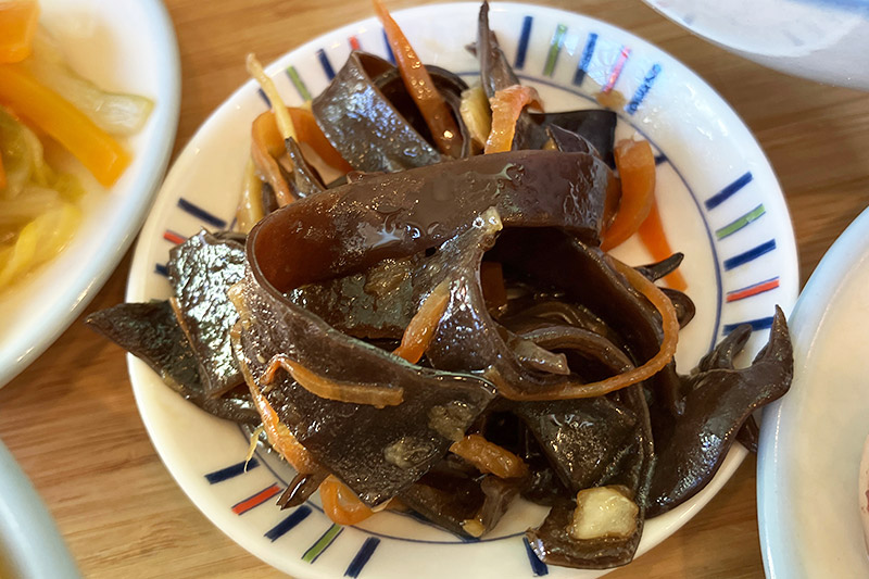 キクラゲのきんぴら的な、これはスパイス感がありしっかり味付けで美味しい
