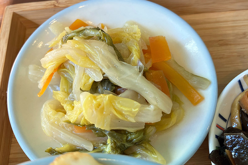 白菜の煮物、なんだけど日本のダシとはちょっとちがう、お野菜の甘みあふれる