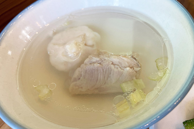スープもおだやか、うま味がスゴい。鶏肉と練りもの的なものが入っていました