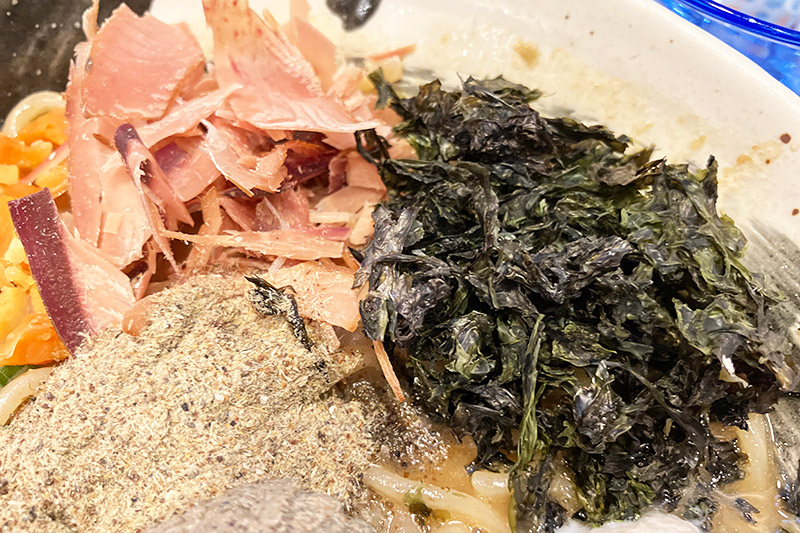 鰹節に海苔、そして煮干し粉、まさに大磯