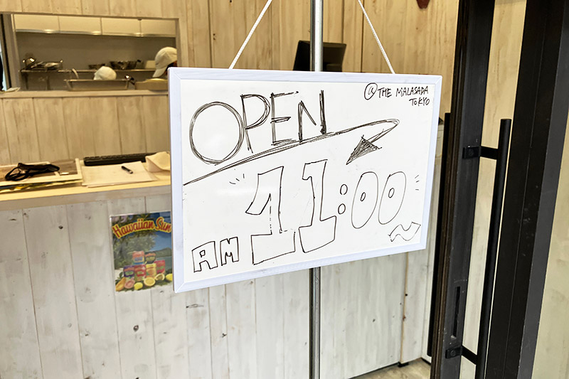 到着したのはオープンの20分前、誰もいなかったので先頭に並んでみました