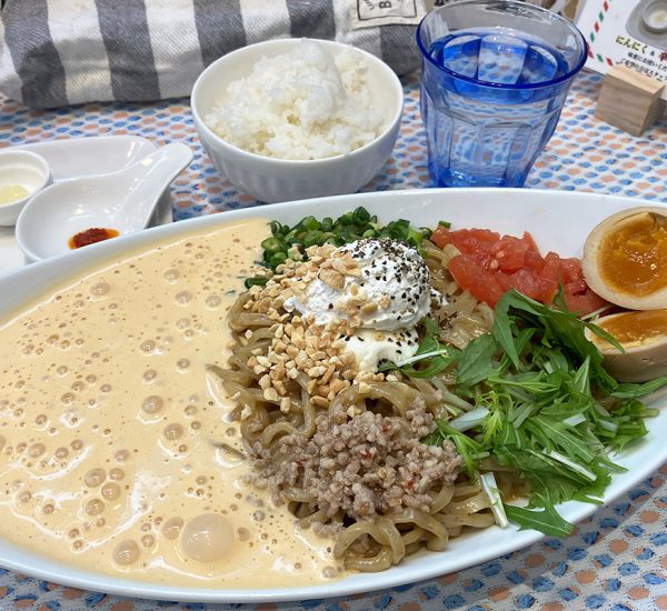 麺屋はやぶさ「オマール汁なし担々麺」960円（税込）に、サービス券の大盛り＆味玉トッピング