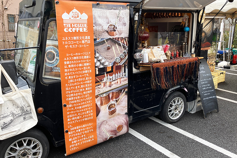 砂の熱で煮出す伝統のトルココーヒー屋「THE MOSQUE COFFEE」、reload横にお店もあります
