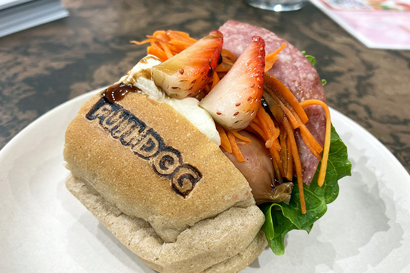 一方いちごの載ったホットドッグは、想像以上にいちごの味わいが感じられ新しいタイプのホットドッグ感がすごい