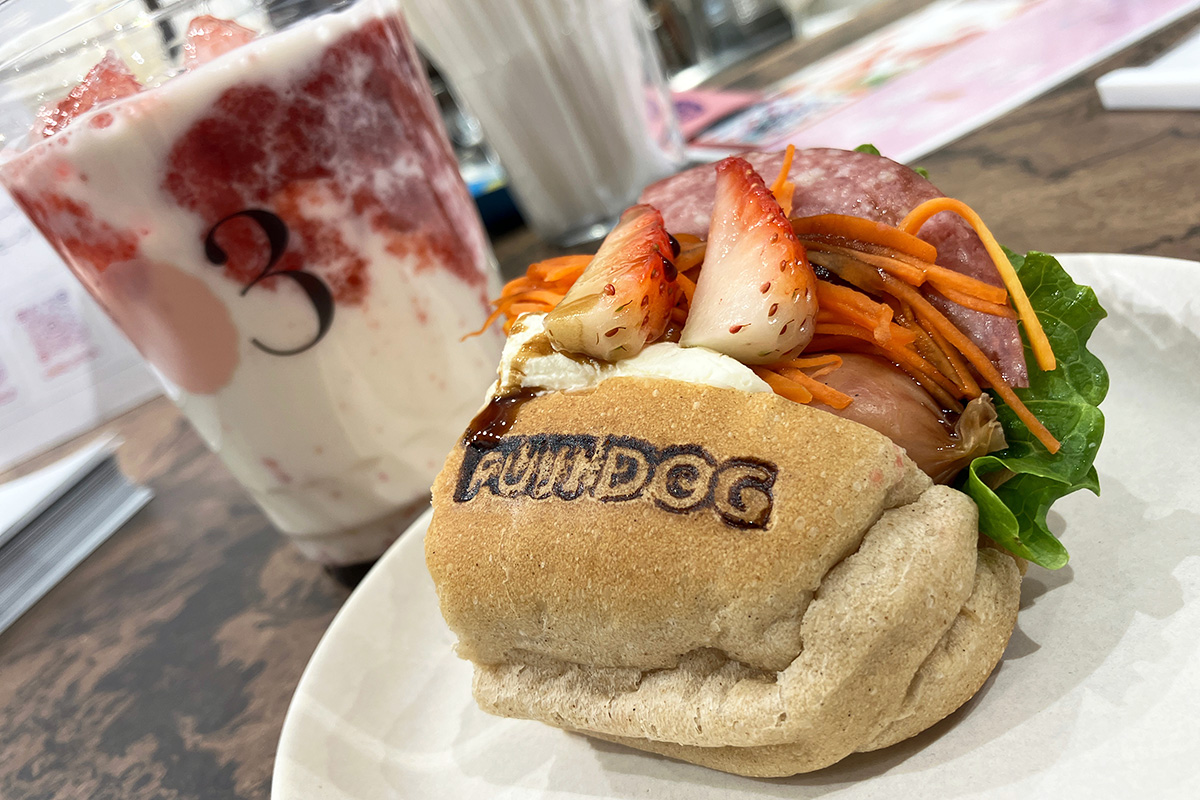 OHAGI3下北沢店の「いちごミルク」と、下北ミートスポットの「ストロベリー＆チーズクリーム」