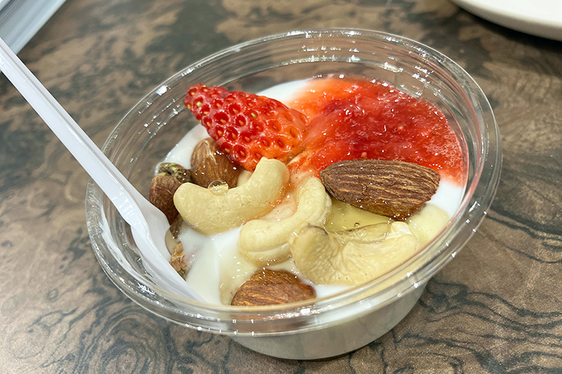 そして「Buddy Nuts1.5ヨーグルト」も試食、いちごはもちろん美味しいけどこのナッツもめっちゃ美味しい！