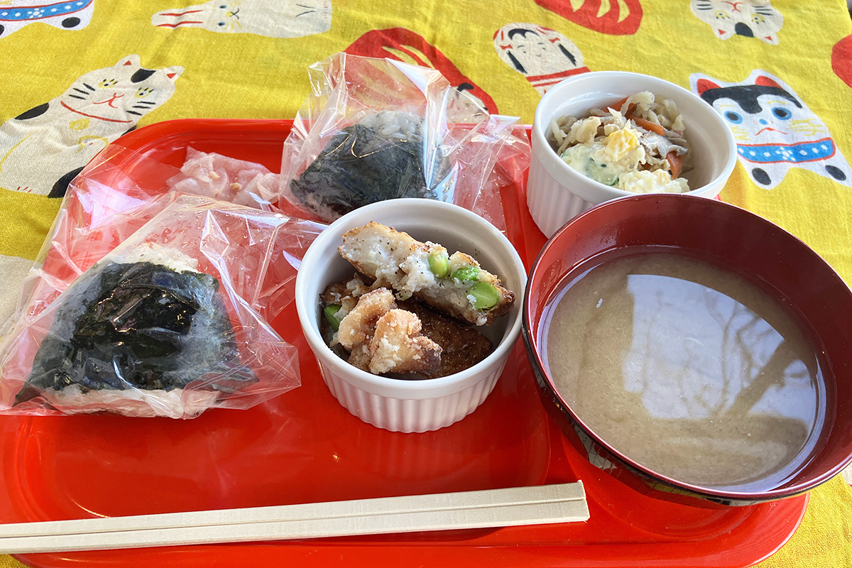 みんなキッチン&おにぎりの「日替わりワンコインセット」500円（税込）「お味噌汁」はサービスしてくれましたー