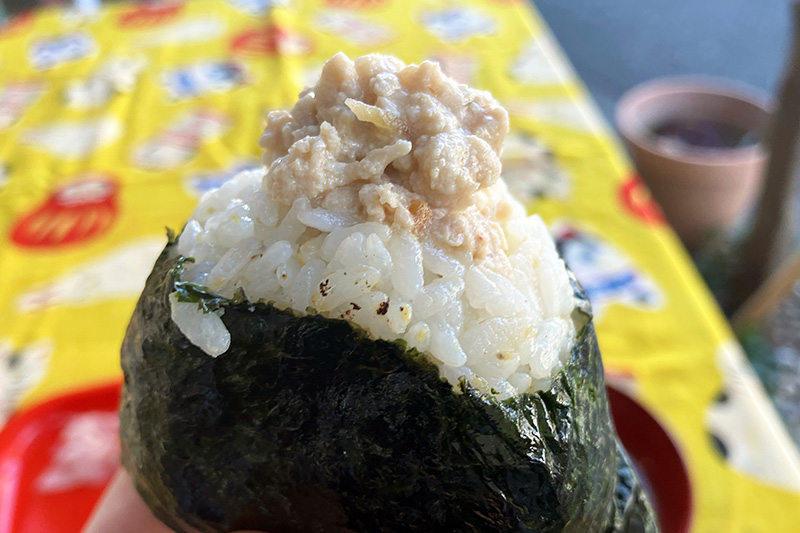 ひき肉と豆腐が具材という、今までに味わったことのないおにぎり