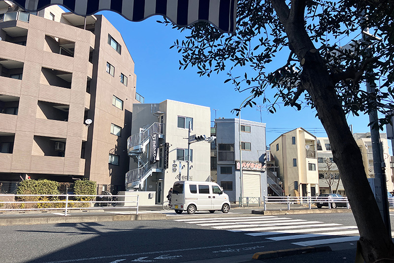 井の頭通りを眺めながら、朝ご飯を食べるとは夢にも思わなかった