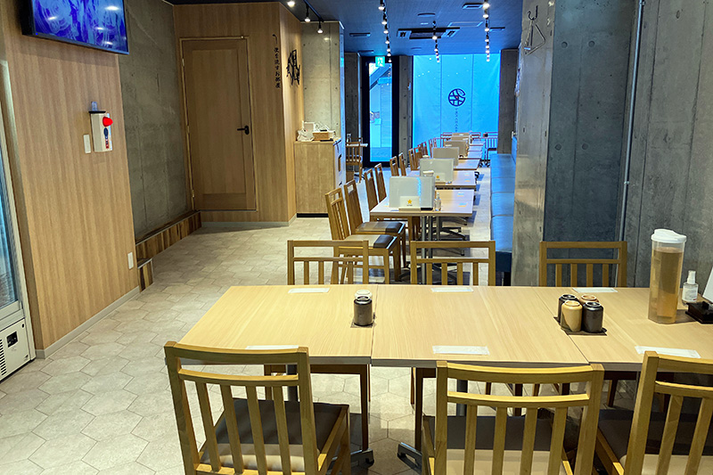 ちなみにかなり奥行きが結構あるお店で、4人掛けテーブルが6つ、6人掛けが2つ、2人掛けが1つあります