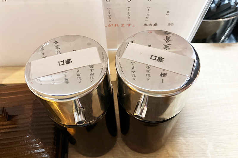 卓上には薄口・濃口の醤油
