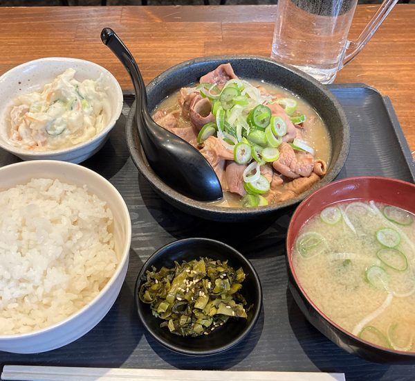 580円は驚異のコスパ！もつ焼きばん 下北沢店の「もつ煮込み定食」