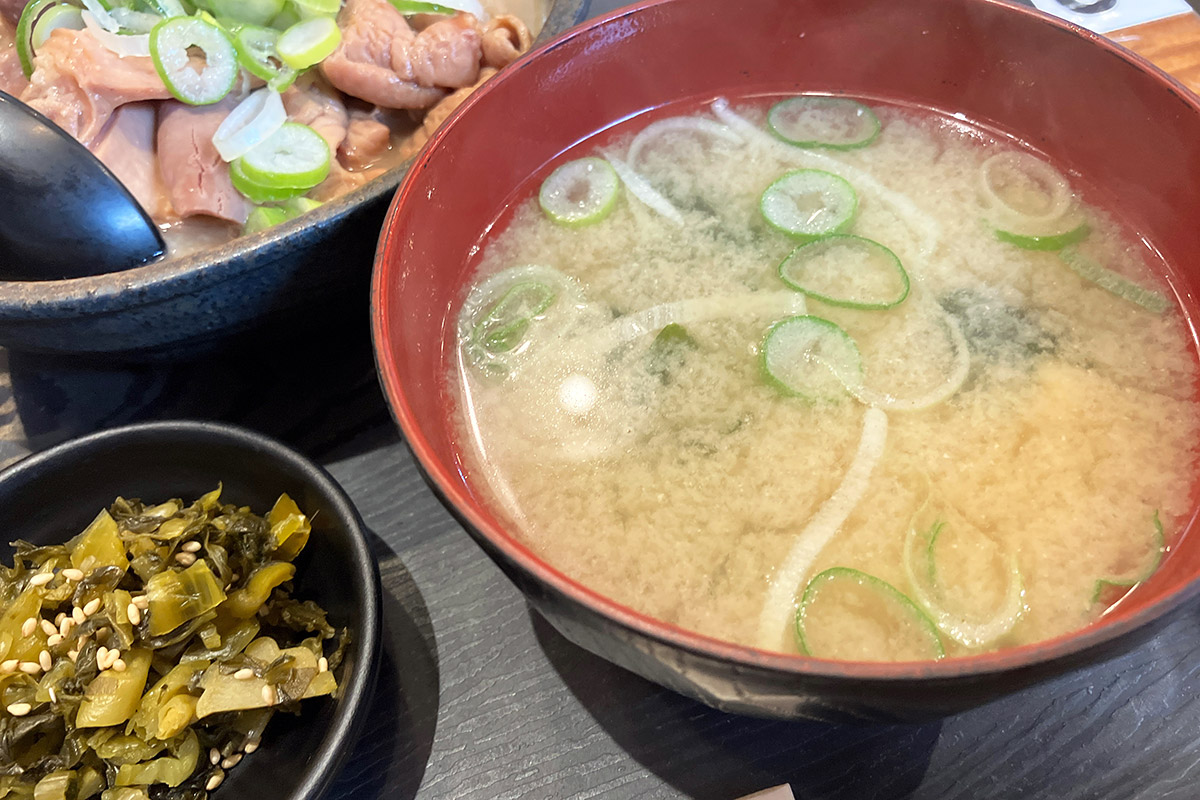 お味噌汁はダシ感がめっちゃある! ご飯が進むなぁー