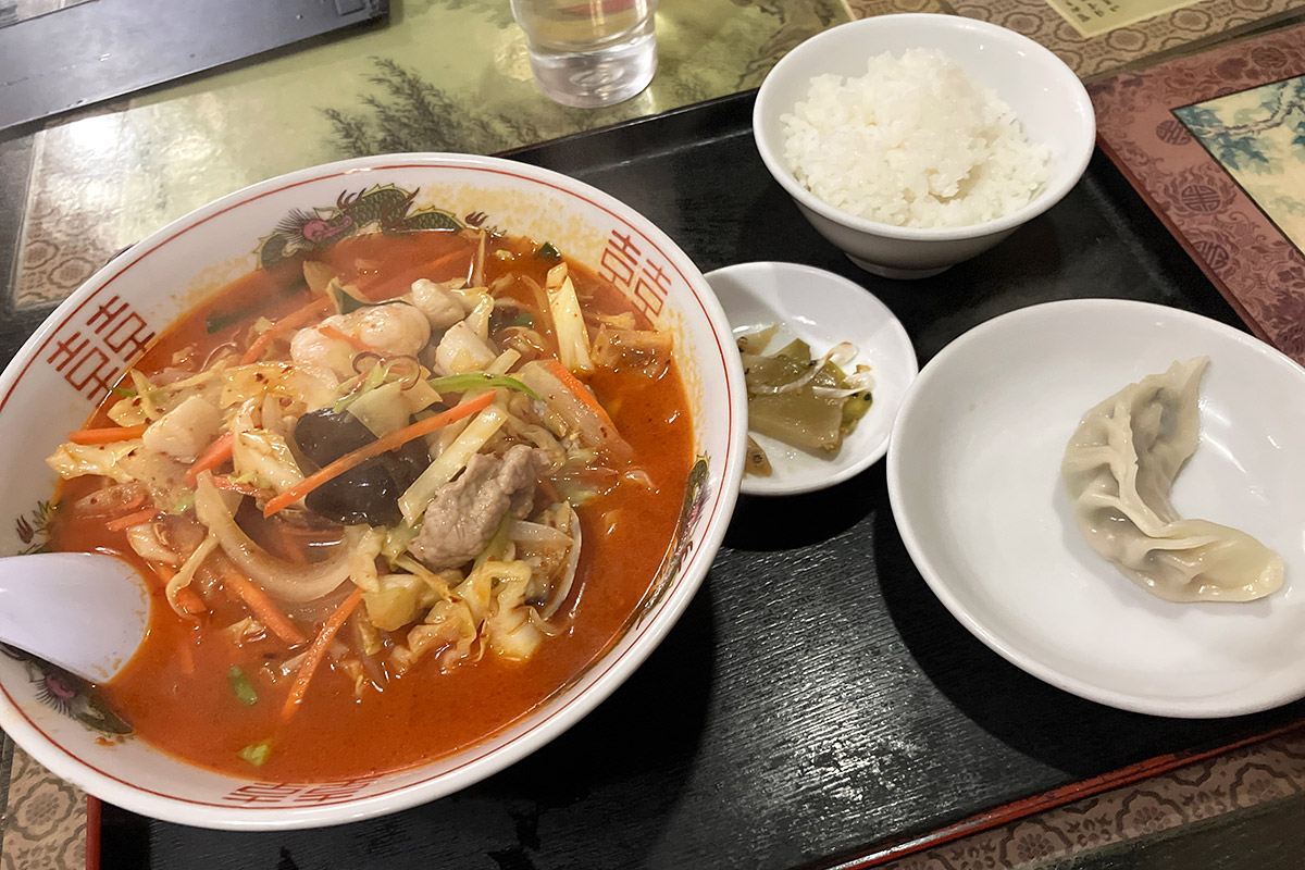 新雪園の「辛口チャンポン麺セット」880円(税別)