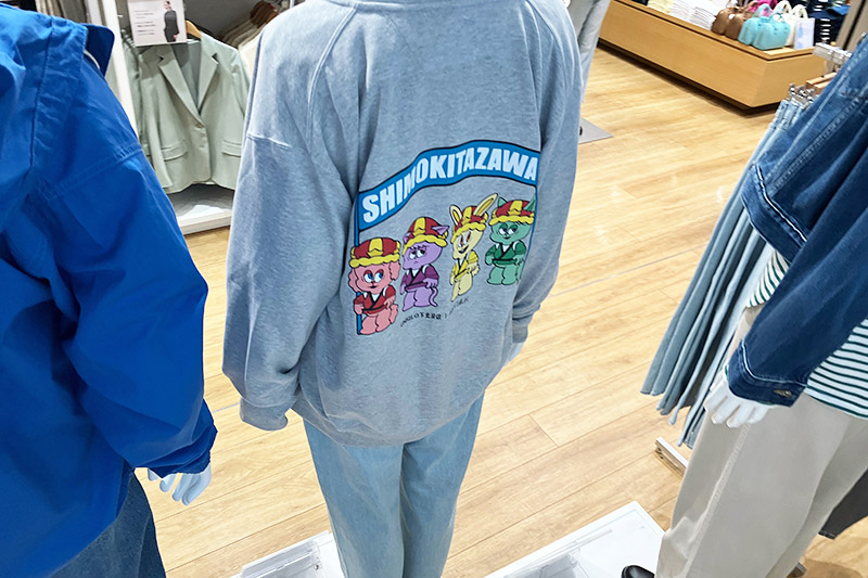 背面にイラストが入ったパーカーも