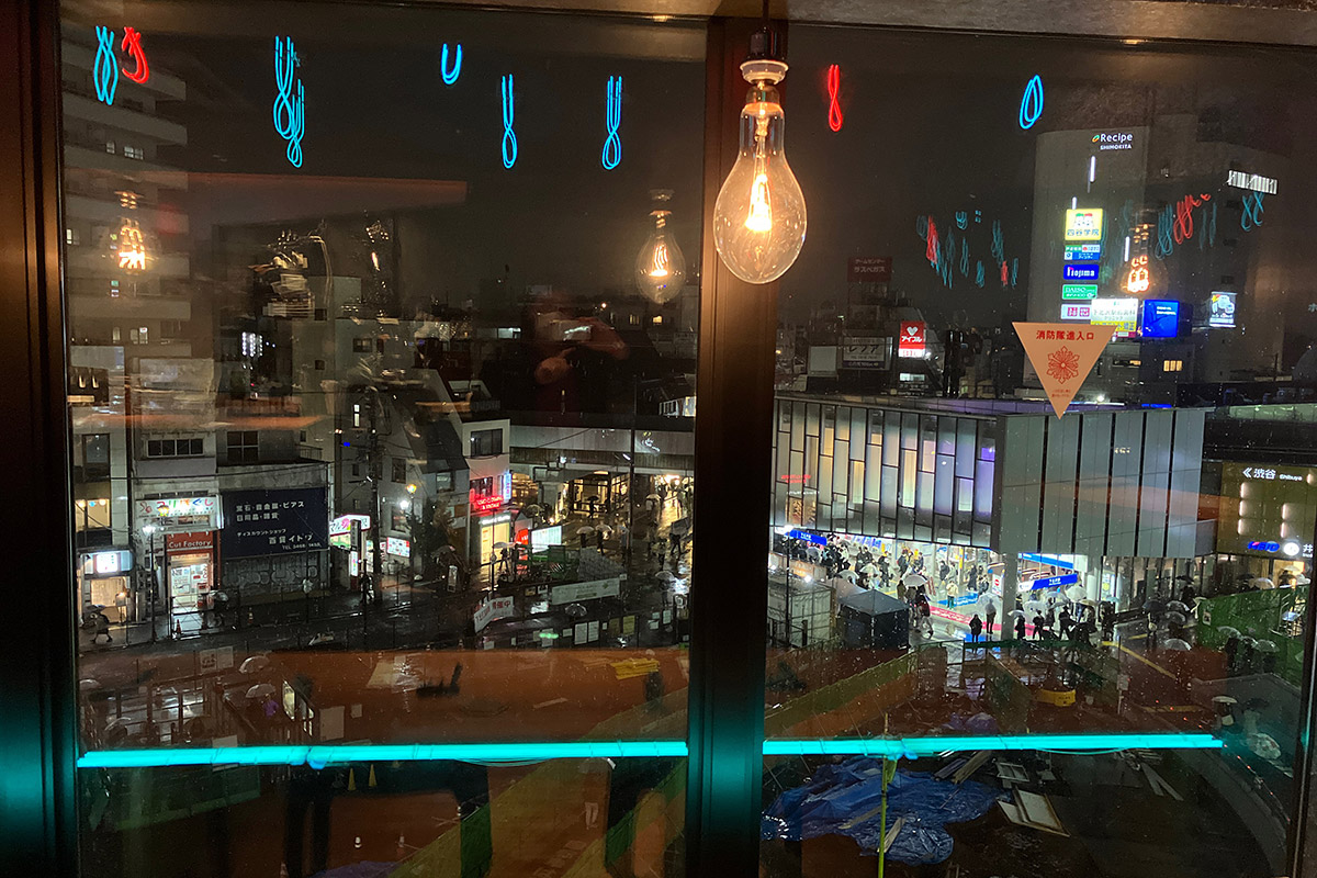 店内から下北沢駅を見下ろす眺めも絶景です
