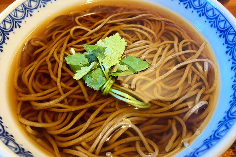 美しいかけそばだ、三つ葉の折り方も素晴らしい