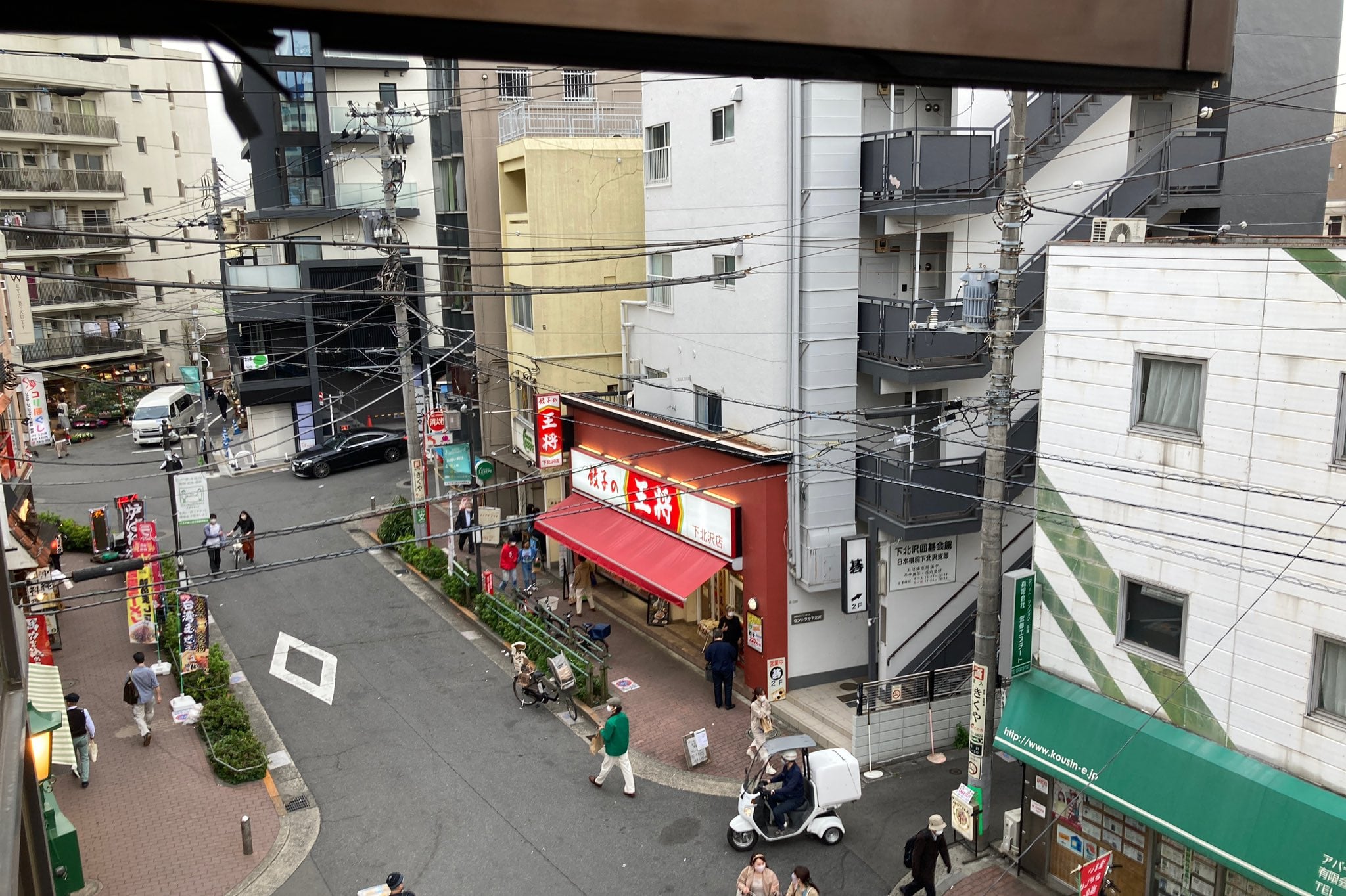 眼下には餃子の王将、ある意味、下北沢の中心地にあった事務所です