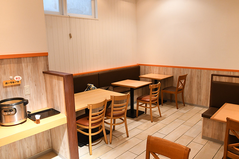 席数が多くなったこともありますが、以前のお店に比べて席と席の間隔にも余裕を持たせています