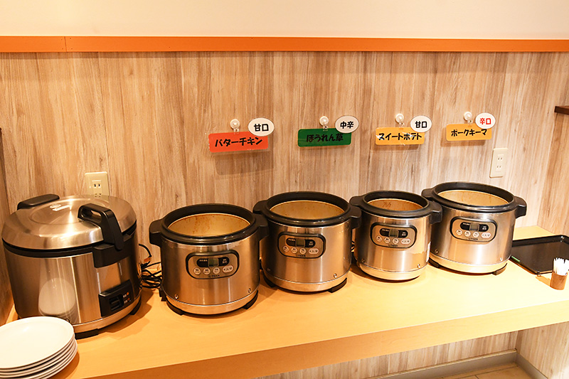 この炊飯器とカレー鍋を見ると、印度だなぁと感じます