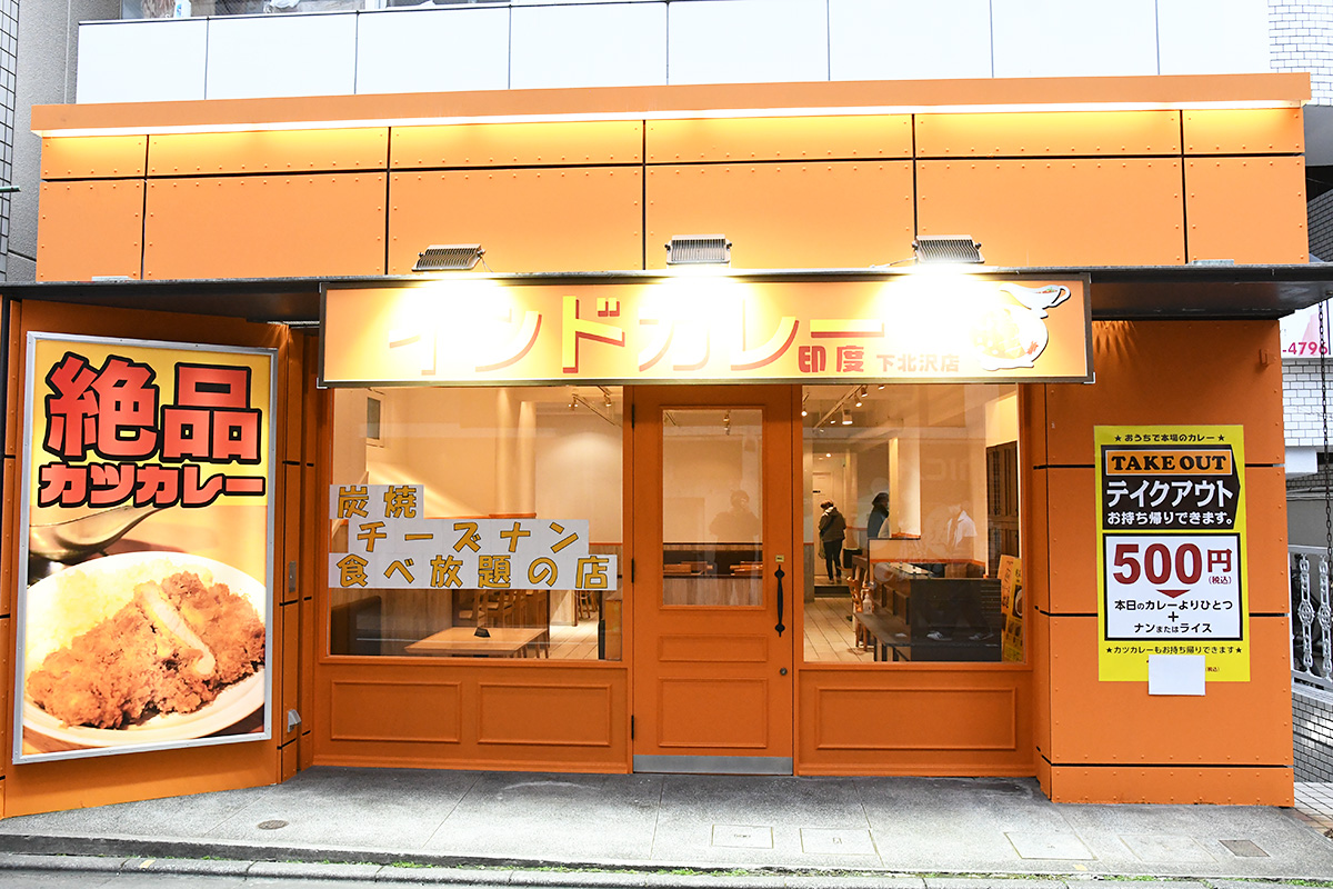 看板の照明をつけてもらったら、ものすごい光量でお店の名前が見えなくなるレベル。このカラーリングなので夜でも視認性抜群でしょう