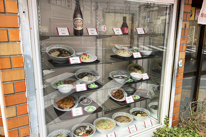 ショーケースのメニューサンプル。以前はこぼれていたラーメンがちゃんとしてる