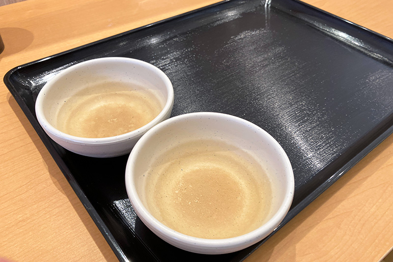 カレーを入れる器とトレーを渡されます