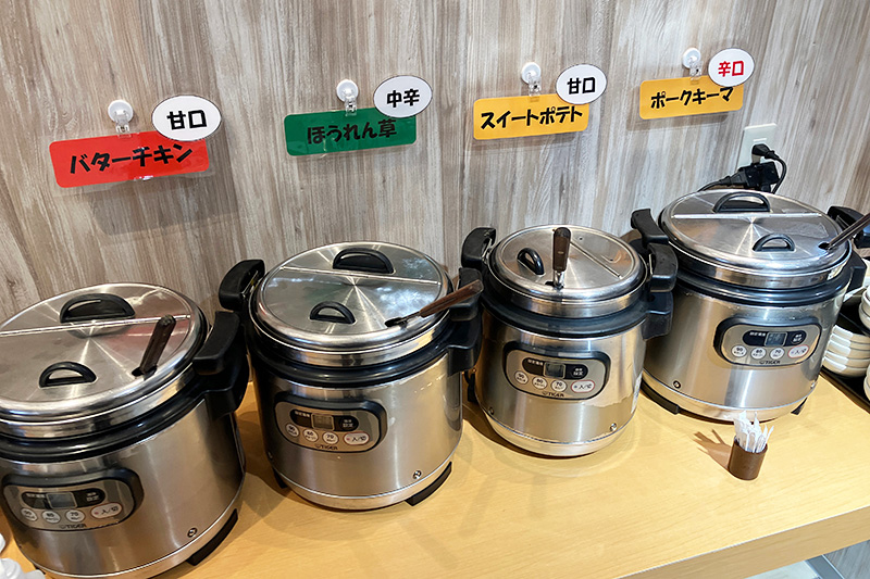 店内中央のカレー鍋から自分で選びます