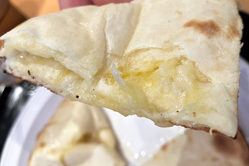 円形で1/4にカットされたチーズナン
