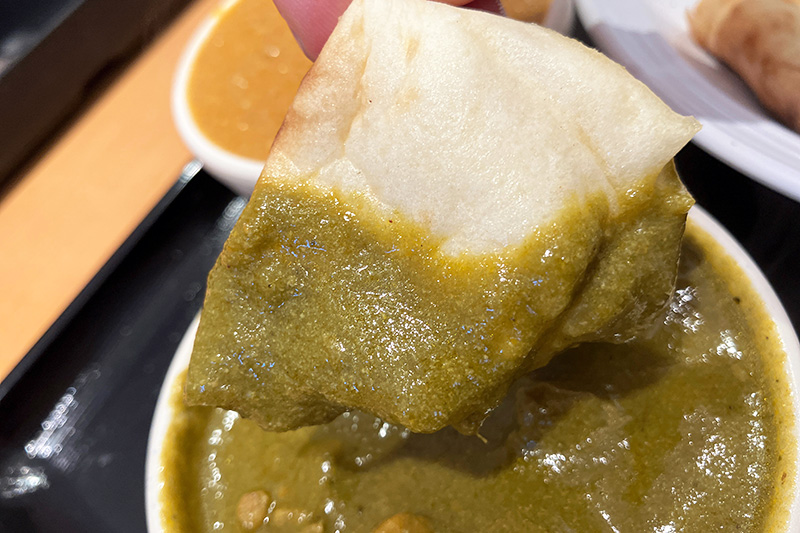まろやかなほうれん草たっぷりのカレーとチーズナンの相性は抜群