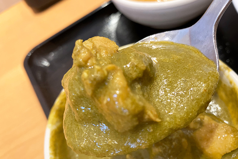 チキンがゴロゴロと入っています、辛さはそこまでじゃないかな