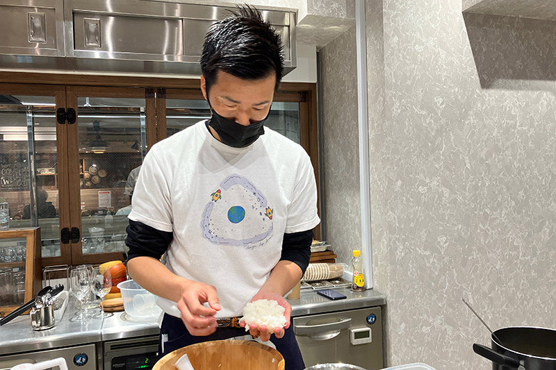 おむすびを結ぶのは、出張おむすび職人「おむすびマンくぼ田」さん