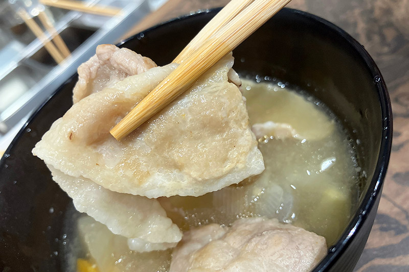 豚汁はお肉たっぷり