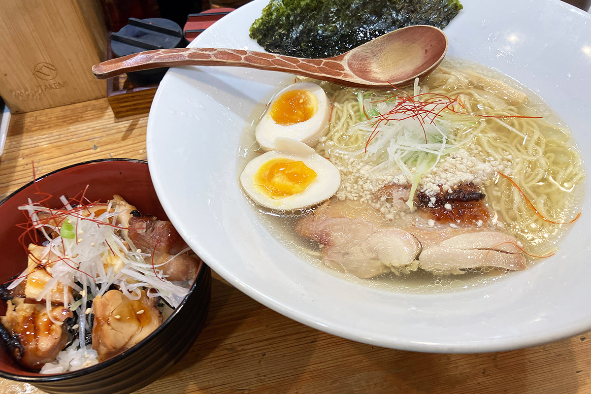 「鶏そば」と「鶏めし」のランチ限定セットは通常1080円ですが、今日は950円に!