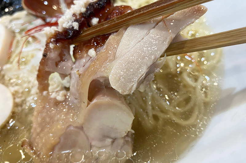 あっさり目の鶏そばの鶏チャーシューも美味しいけど