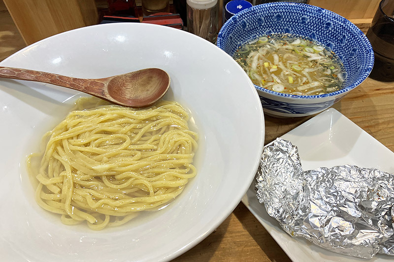鶏そば そると 10周年限定メニュー「鶏×貝×春のつけそば」、あ、ホイルを開けた方がいいですね