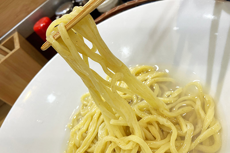 まずは麺をそのまま味わってみる、これだけでも十分美味しい、そしてこの状態で味わうとそるとの麺が美味しいことを思う存分実感できます