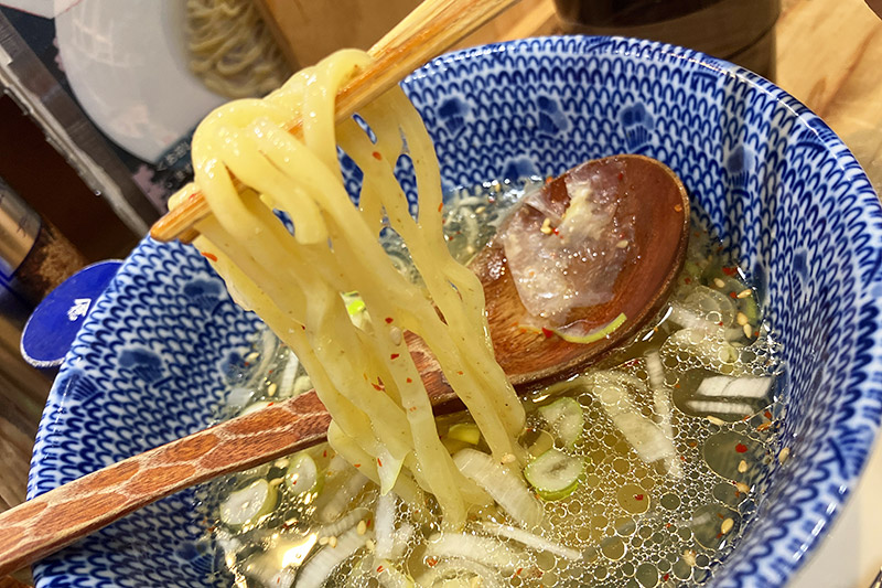 そしてあっさり感のあるつけ汁につけて食べると、、、やばい、めちゃめちゃ美味しい! 見た目はクリアですが、味はとてつもなく濃厚。ものすごく手間をかけて作られたつけ汁です