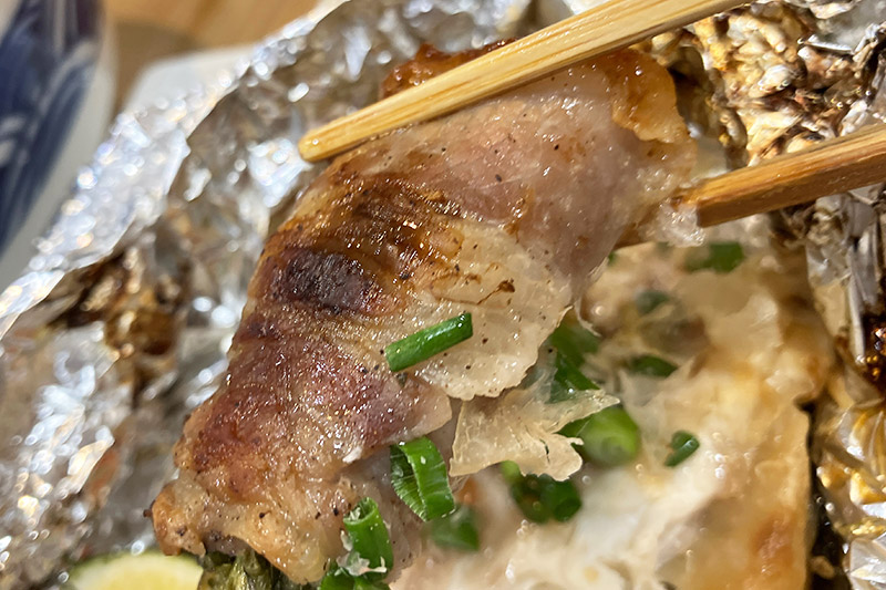こちらは「春菊とイチジクの豚バラ巻き焼き」、これまた最高に美味しい。なんなのこれ、どうなってるのこのラーメン