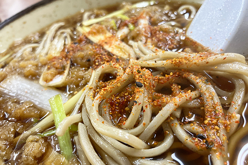 たぬきそばと七味の相性は抜群