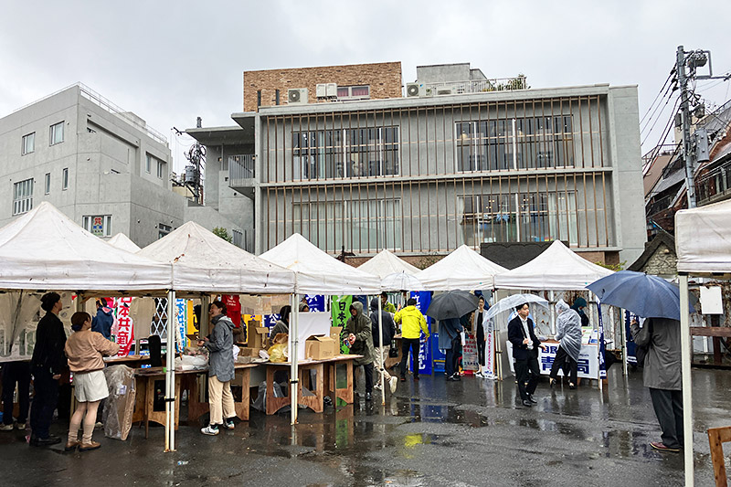 雨天にもかかわらずたくさんの方が会場に詰めかけました