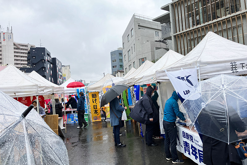 主要政党の選挙小屋が勢揃い
