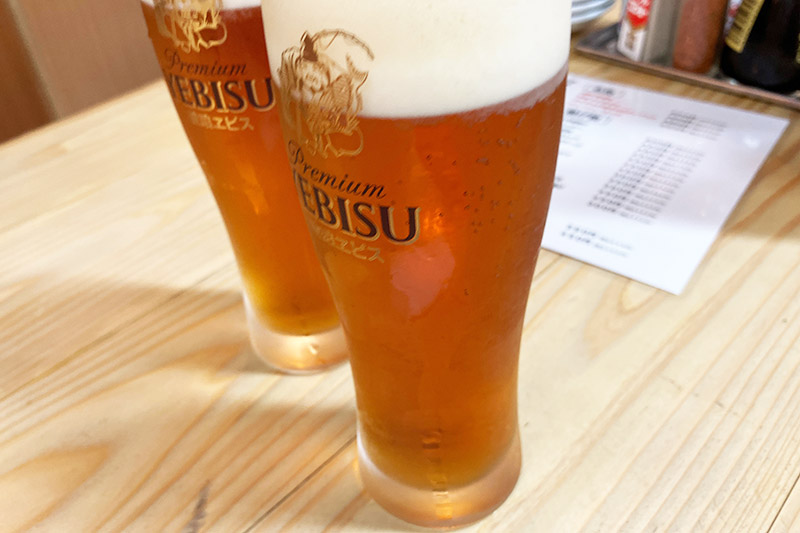 おっさんなのでとりあえず生ビールを頼んだけど、大衆食堂感からかけ離れたプレミアムなビールが