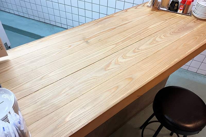 わーい、この対面カウンターの内側に潜入ですよー、思った以上に居心地いいな