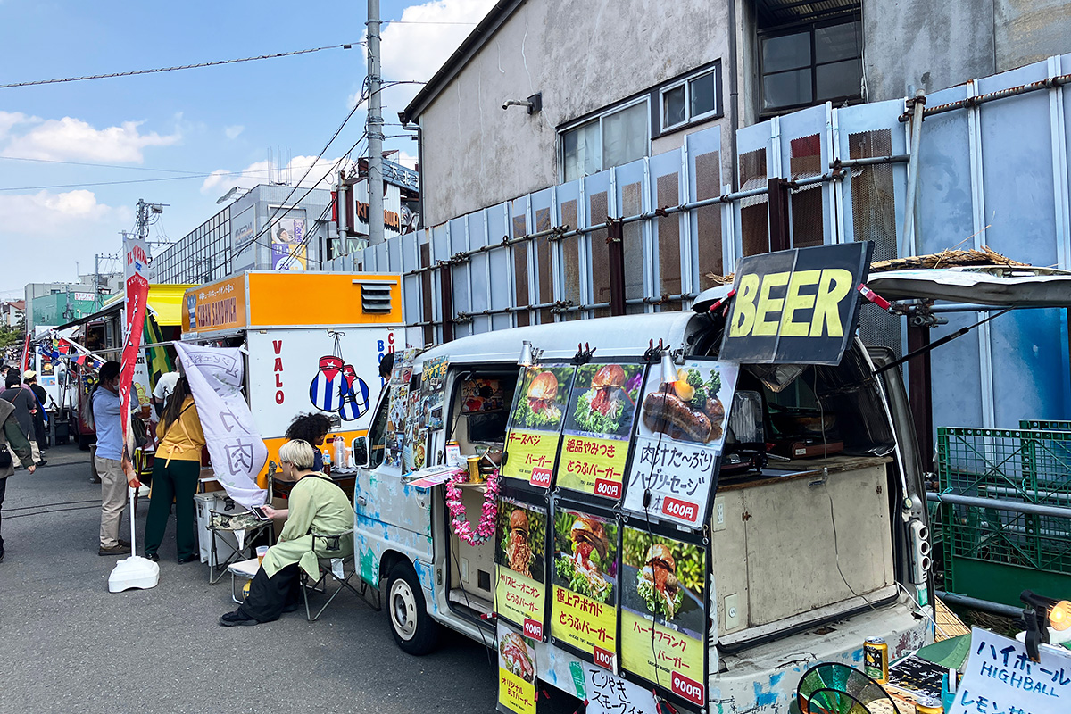 キッチンカーもずらり、おつまみも豊富ですよー