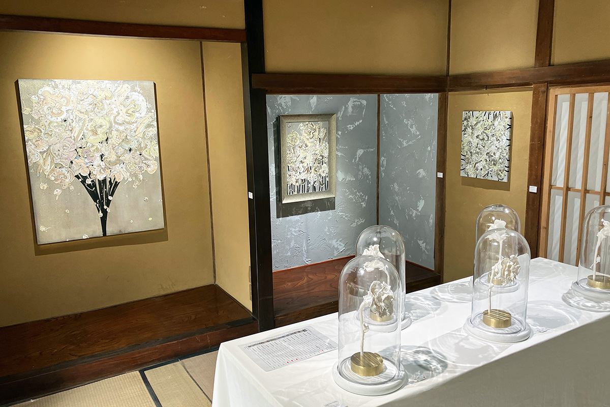 メインの部屋は和室をリノベーションして展示空間になっています。写真を見ただけでは分からなかったけど、なんだかすごい作品がずらり